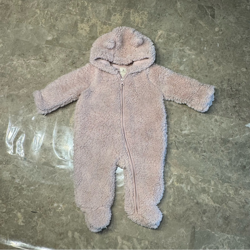 Baby girl Teddy light pink Sherpa zip up One-Piece
Size 0-3 months
Baby Gap
